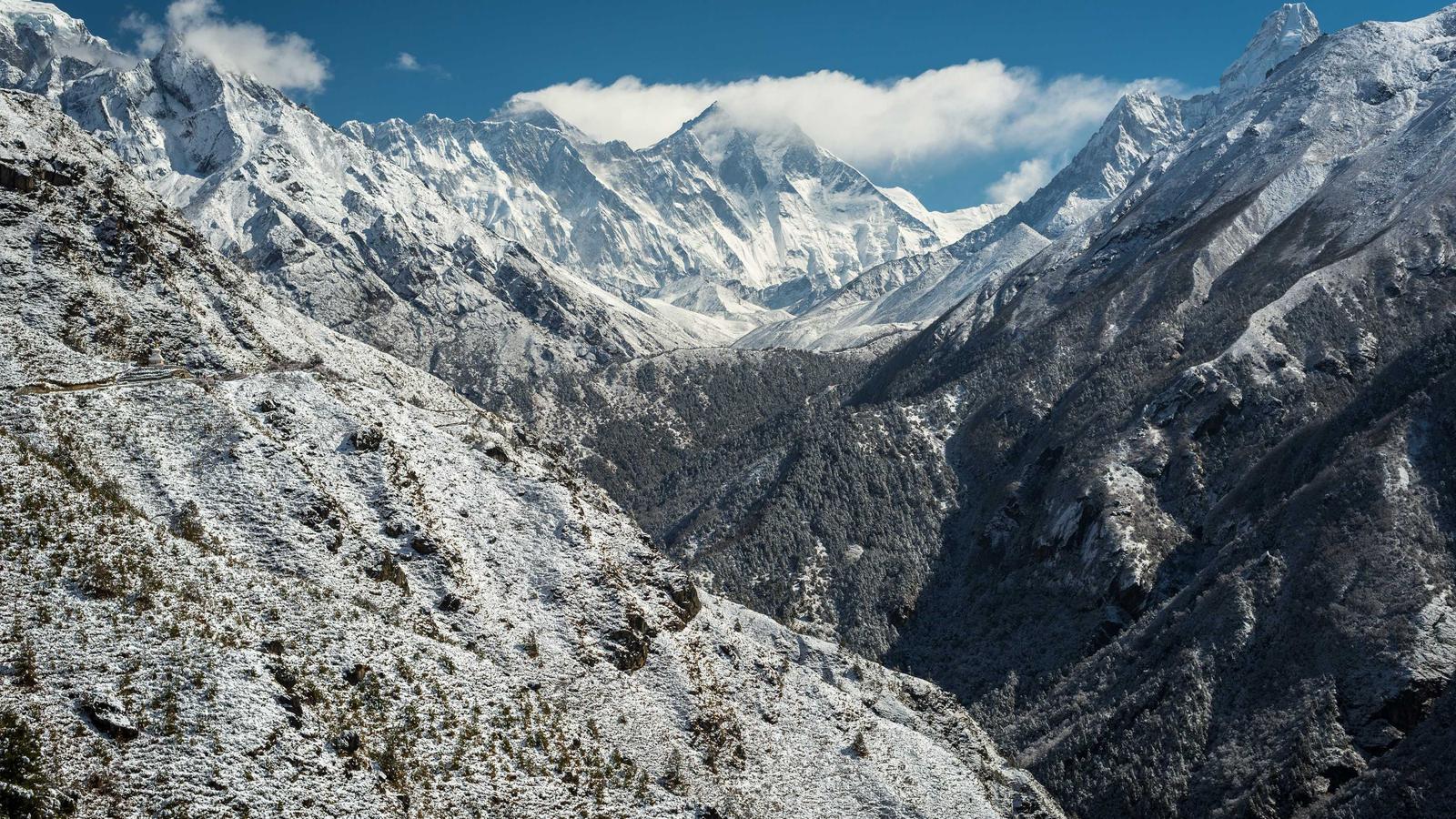 Snow-covered mountain peaks under a blue sky (stock photo)